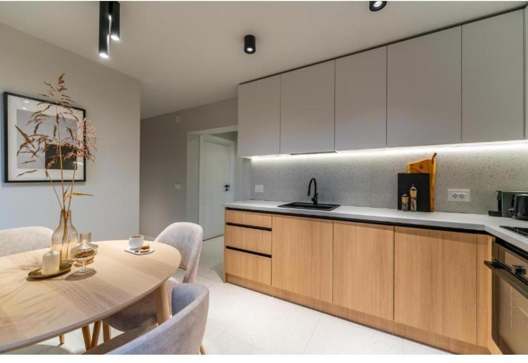 Central Epic Apartment-Self Check In Арад Екстериор снимка